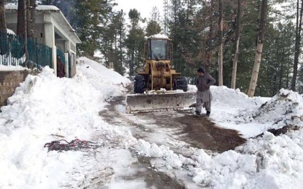 Snowfall clears, roads reopened in Galiyat Snowfall clears, roads reopened in Galiyat