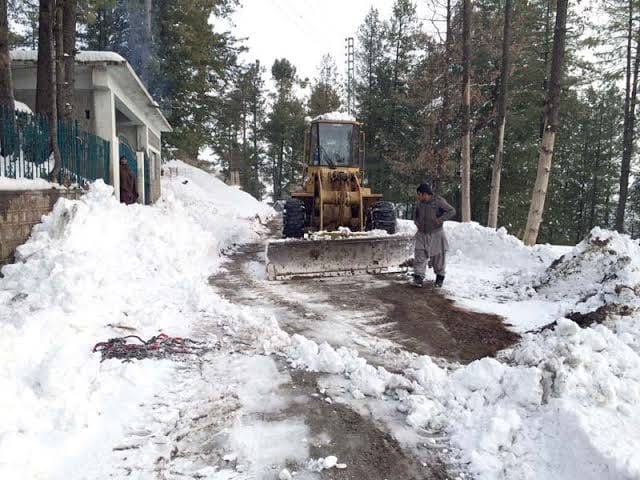 Snowfall clears, roads reopened in Galiyat Snowfall clears, roads reopened in Galiyat