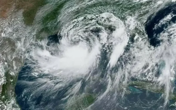 Hurricane Isaias Weakens to Category 1 After Florida Landfall