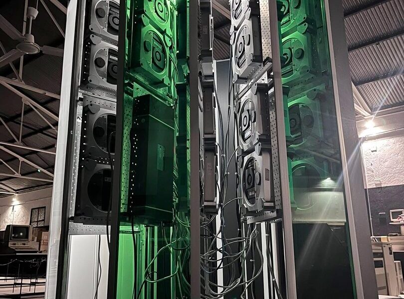 Museum unveils Cray-1 replica using 30-year-old Mac Minis Museum unveils Cray-1 replica using 30-year-old Mac Minis