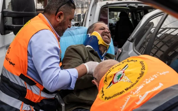 Israeli settlers attack press photographer in West Bank Israeli settlers attack press photographer in West Bank