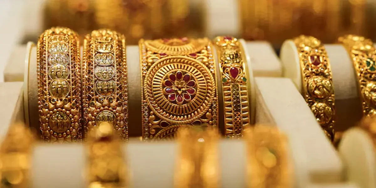 Gold prices surge in Pakistan by Rs1,400 per tola