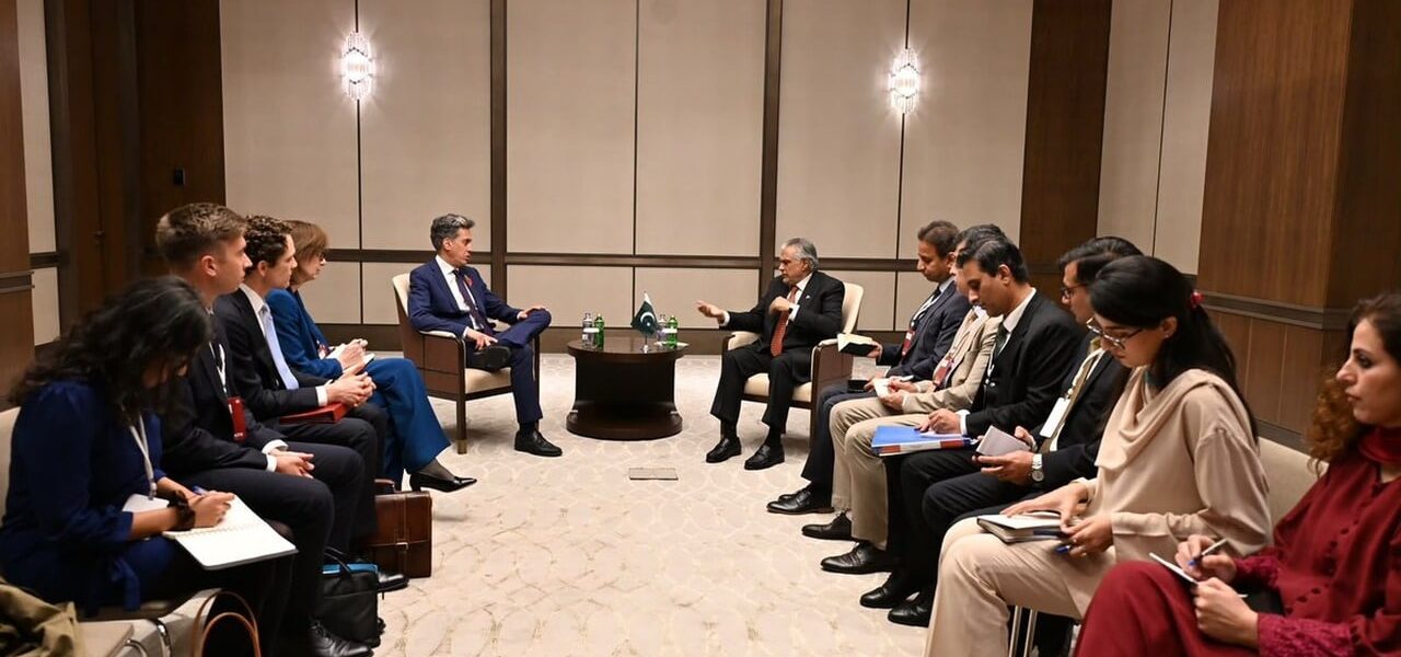 Pakistani Defence Minister Criticizes UK Foreign Secretary’s Etiquette Pakistani Defence Minister Criticizes UK Foreign Secretary’s Etiquette