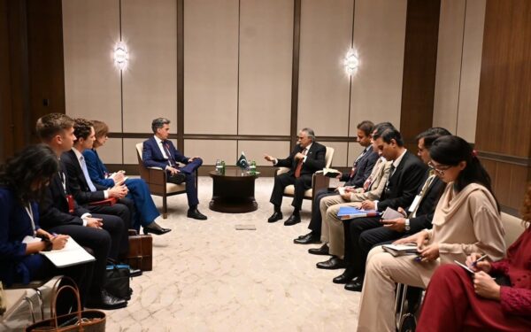 Pakistani Defence Minister Criticizes UK Foreign Secretary’s Etiquette Pakistani Defence Minister Criticizes UK Foreign Secretary’s Etiquette