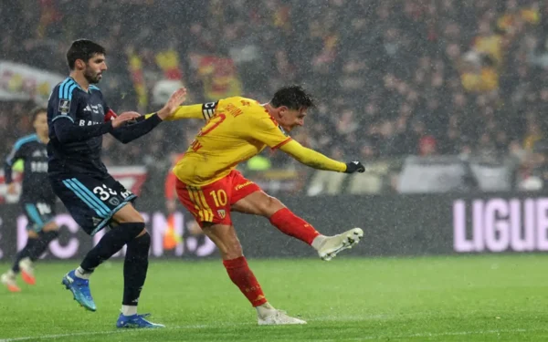 Lens Defeat Paris FC in Ligue 1 as Protests Impact Matchday Lens Defeat Paris FC in Ligue 1 as Protests Impact Matchday