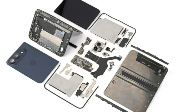 iFixit’s iPhone Duo Teardown Reveals Crease Hiding Techniques iFixit’s iPhone Duo Teardown Reveals Crease Hiding Techniques