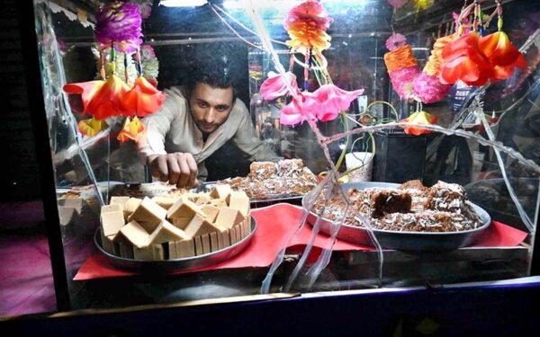 Street vendor showcases traditional Sohan Halwa to attract customers Street vendor showcases traditional Sohan Halwa to attract customers