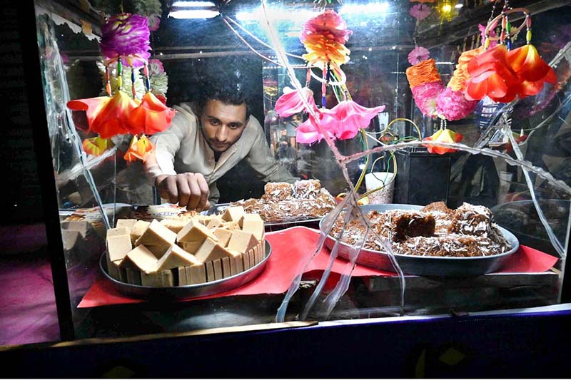 Street vendor showcases traditional Sohan Halwa to attract customers Street vendor showcases traditional Sohan Halwa to attract customers