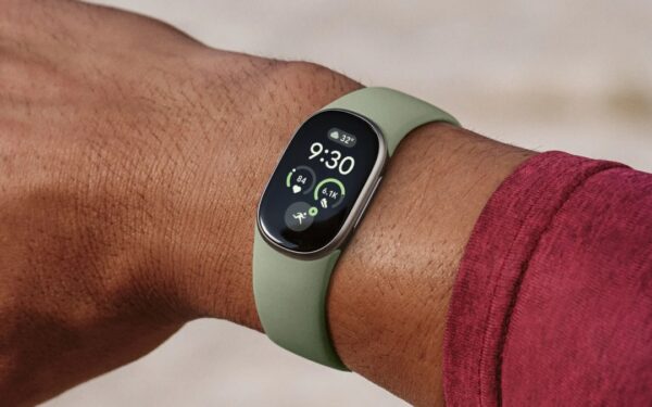 Google Launches Fitbit Edge with 50+ Workouts and Replaceable Battery Google Launches Fitbit Edge with 50+ Workouts and Replaceable Battery