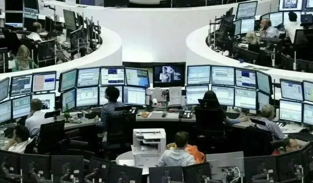 European shares rise as oil prices fall, banks lead gains European shares rise as oil prices fall, banks lead gains
