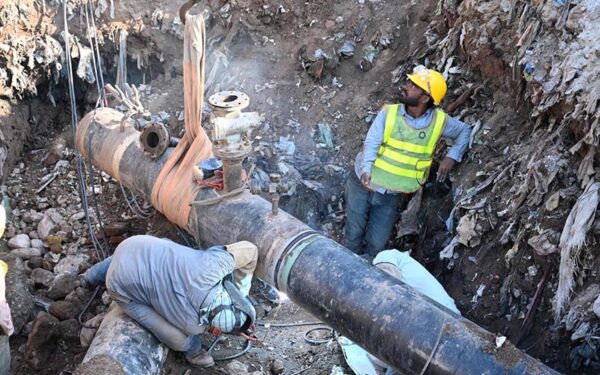 Workers repair gas pipeline in Federal Capital Workers repair gas pipeline in Federal Capital