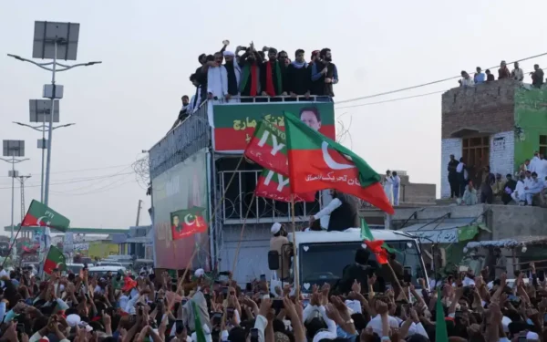 JUI-F urges government to allow PTI protest