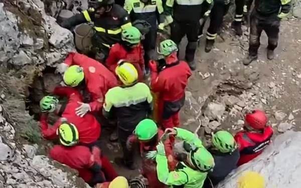 Rescuer Pulled Alive from Sardinian Cave After 26 Hours