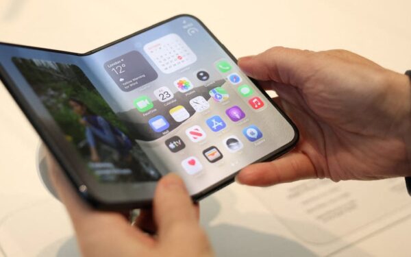 iPhone Duo Teardown Reveals Potential Cause of Screen Damage iPhone Duo Teardown Reveals Potential Cause of Screen Damage