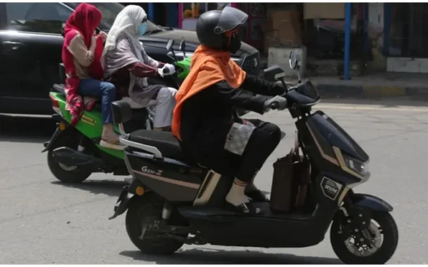 Lahore man arrested for torturing female scooty rider Lahore man arrested for torturing female scooty rider