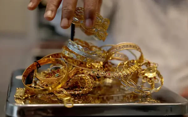 Gold prices drop in Pakistan as international rates fall
