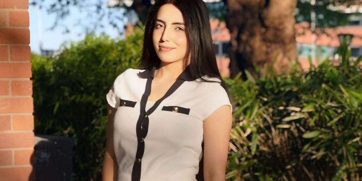 Pakistani Ex-Wife Honored with Super Woman Award in London Pakistani Ex-Wife Honored with Super Woman Award in London