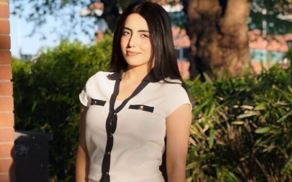 Pakistani Ex-Wife Honored with Super Woman Award in London Pakistani Ex-Wife Honored with Super Woman Award in London