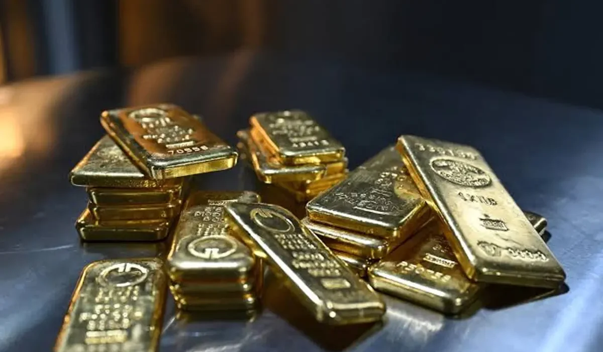 Gold prices fall by Rs1,300 per tola in Pakistan Gold prices fall by Rs1,300 per tola in Pakistan