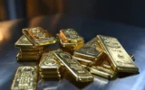 Gold prices fall by Rs1,300 per tola in Pakistan Gold prices fall by Rs1,300 per tola in Pakistan