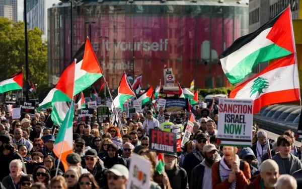 Thousands March in London to Support Palestinians Amidst Claims of ‘Genocide’ Thousands March in London to Support Palestinians Amidst Claims of ‘Genocide’